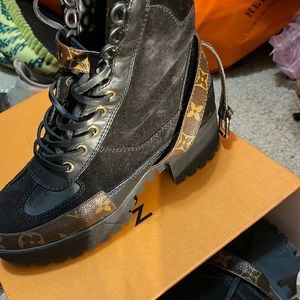 COPY - Used Louis. Vuitton boots .